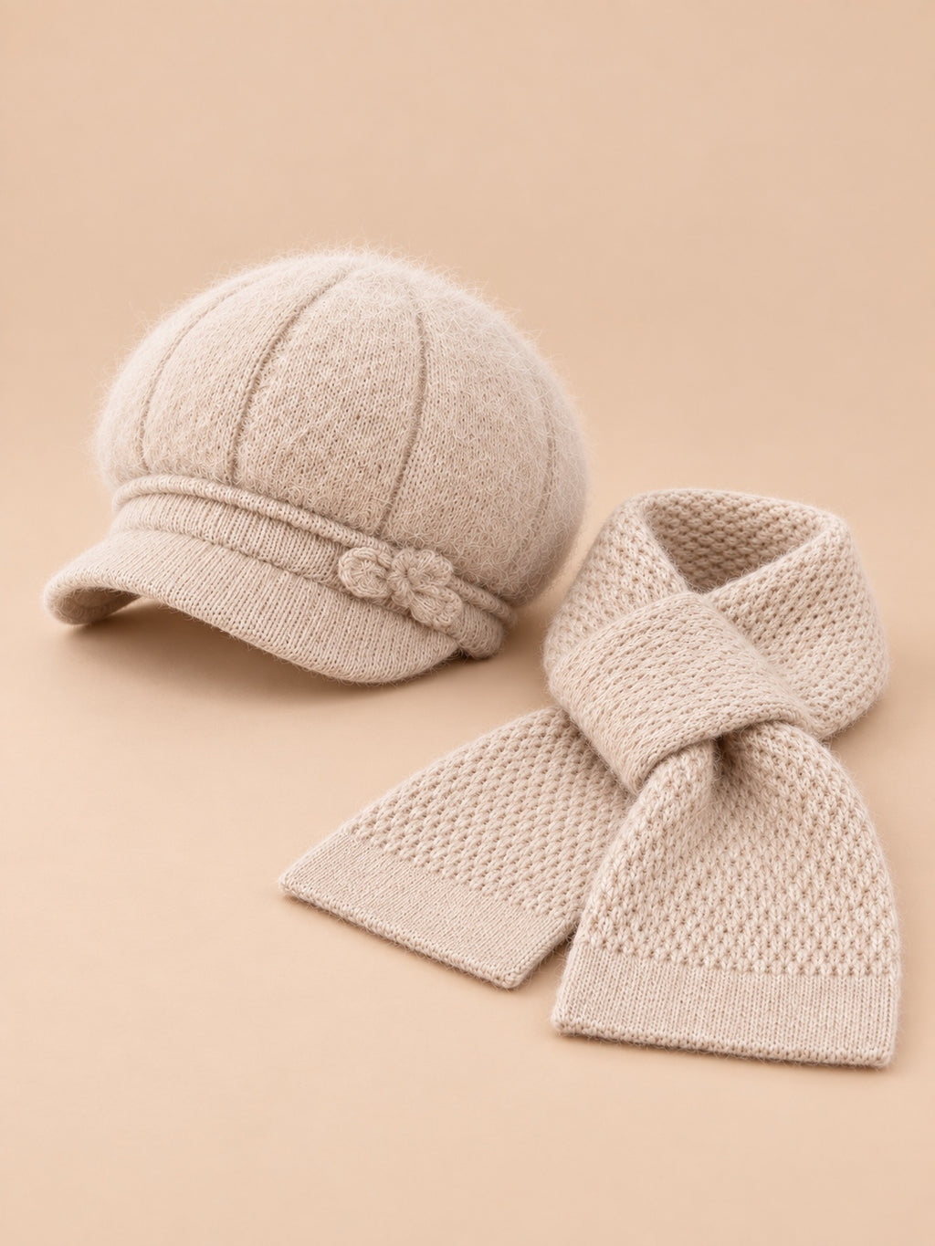 Hut-Schal-Set für Damen mit flauschigem Hut und Strickschal – Farbvariante Beige, Dreiviertelansicht