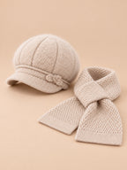 Hut-Schal-Set für Damen mit flauschigem Hut und Strickschal – Farbvariante Beige, Dreiviertelansicht