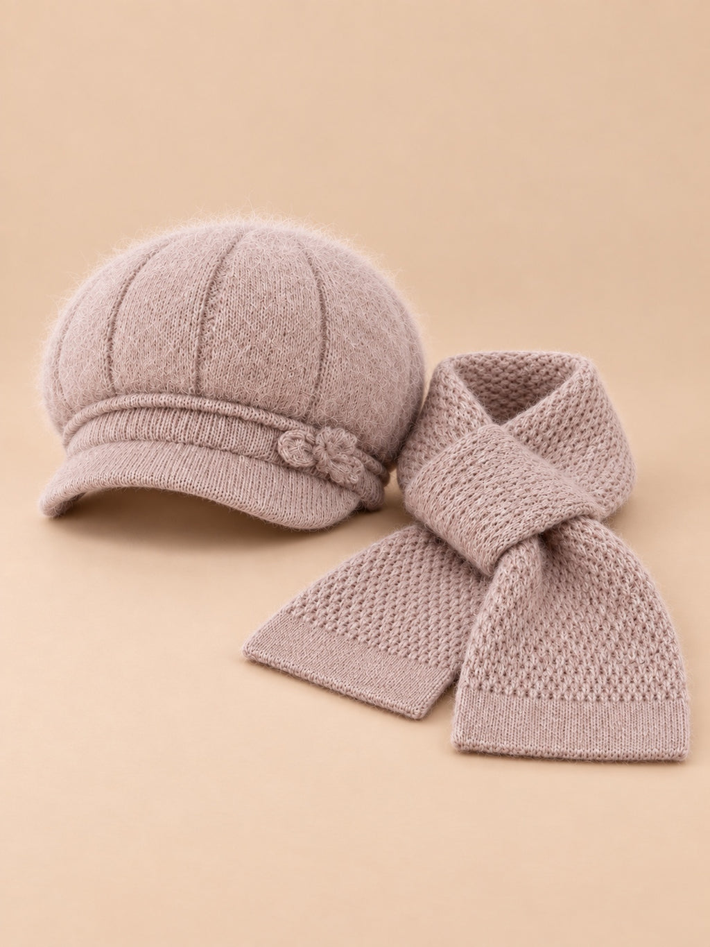 Hut-Schal-Set für Damen mit flauschigem Hut und Strickschal – Farbvariante Khaki, Ansicht von vorn