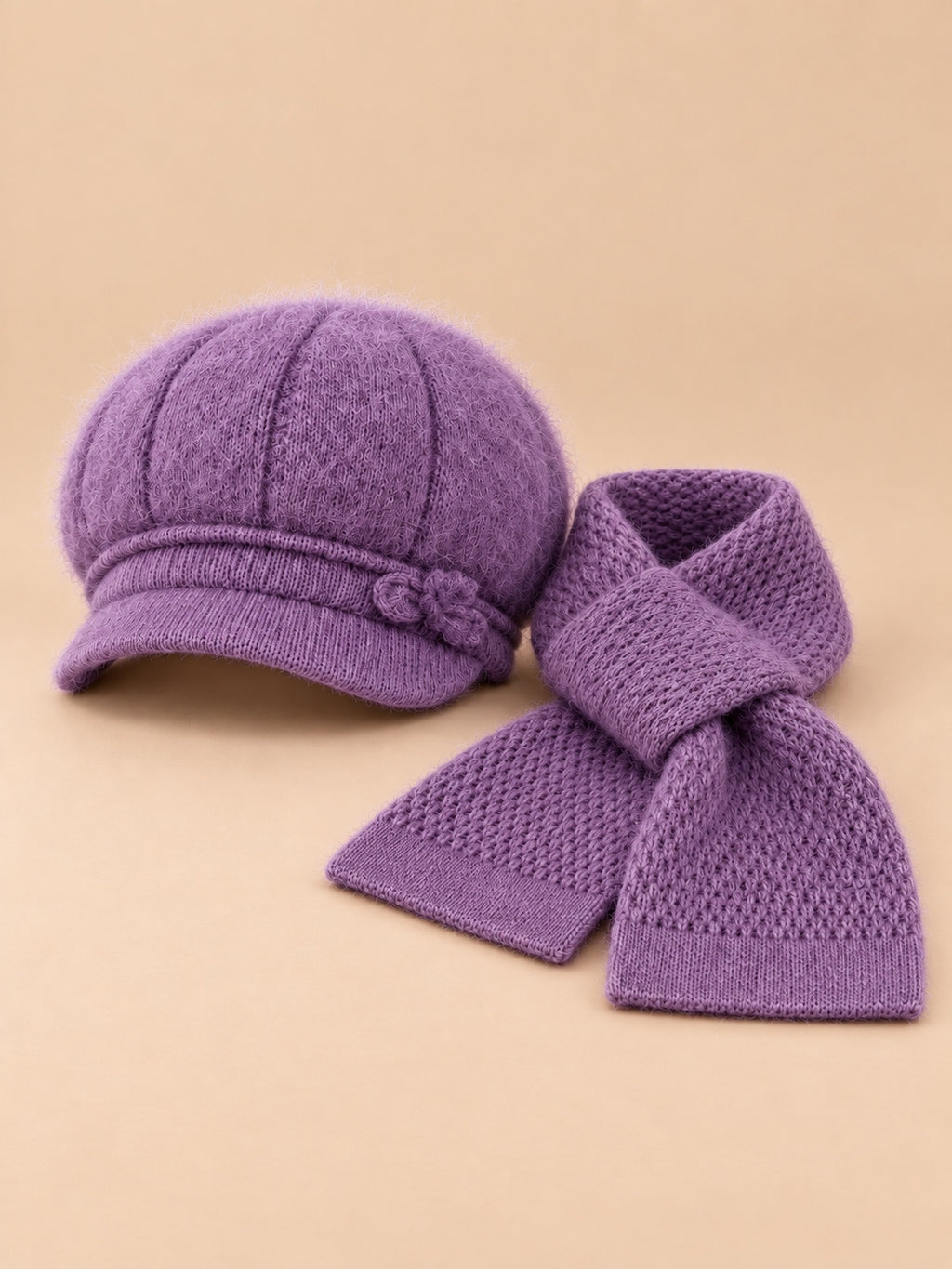 Hut-Schal-Set für Damen mit flauschigem Hut und Strickschal – Farbvariante Violett, Ansicht von vorn