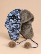 Gothic-Uschanka mit Camouflagemuster, Totenkopf und Bommel – Mehrfarbig, Dreiviertelansicht