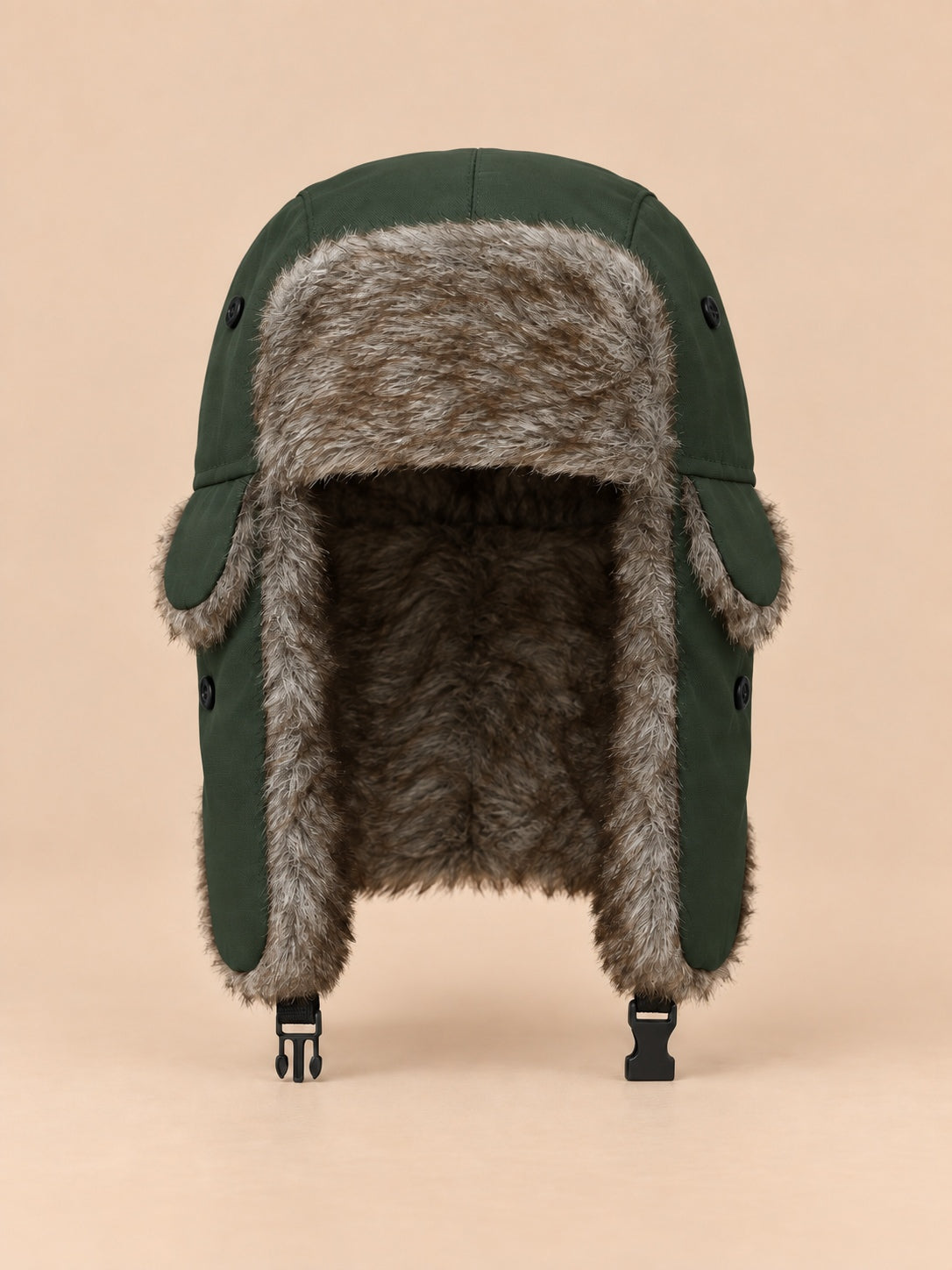 Chapka trappeur homme à rabats et jugulaire vert foncé, vue de face.
