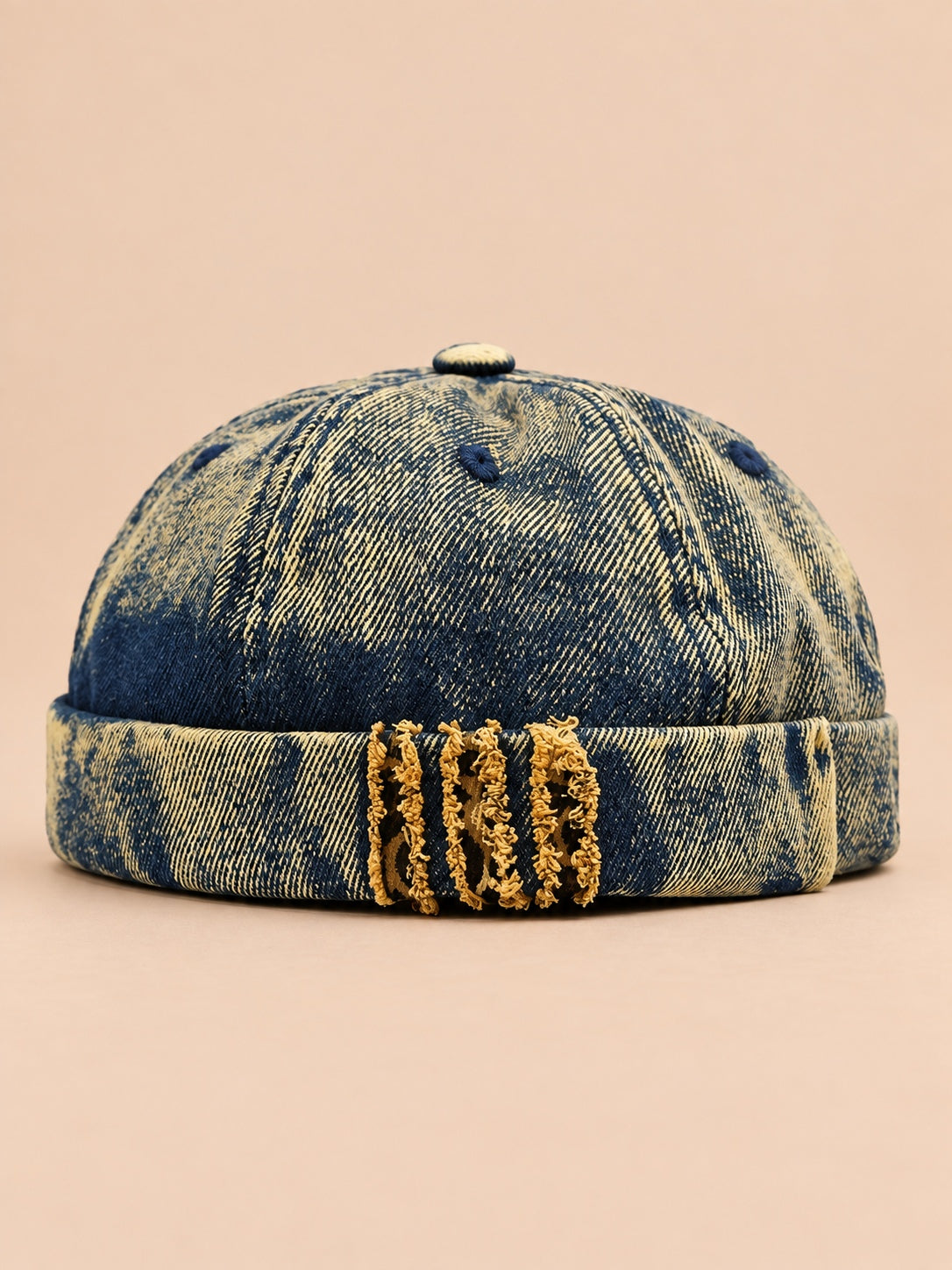 Bonnet docker en denim jaune, revers effiloché à détails léopard, vue de face.