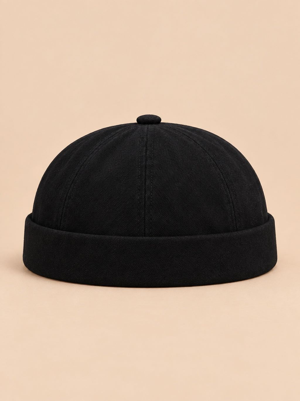 Schwarze Dockermütze aus Denim mit Umschlag und verstellbarem Riemen im Workwear-Stil, Vorderansicht