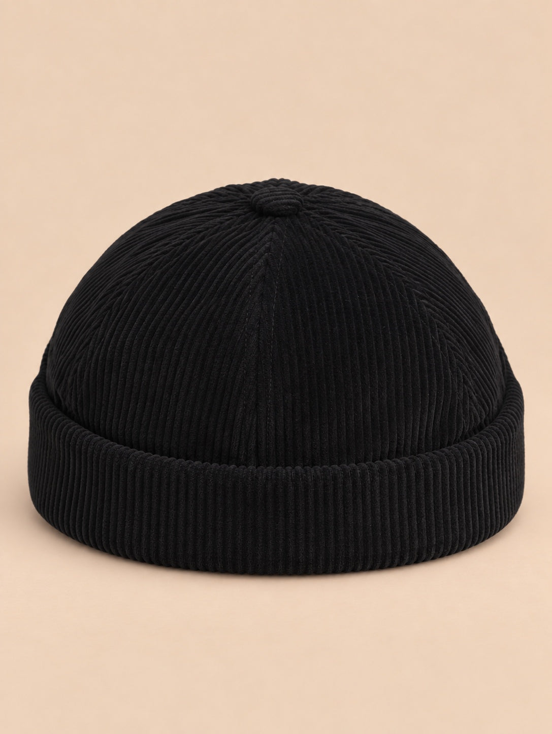 Bonnet docker en velours côtelé noir, vue de face.
