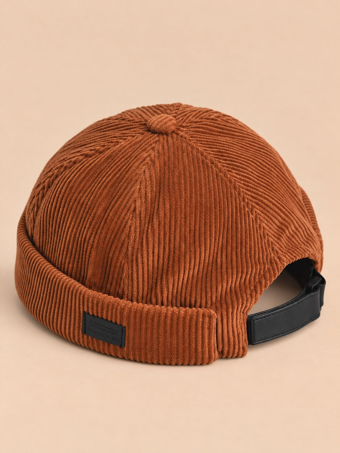 Bonnet docker en velours côtelé rouge corail, vue de trois quarts.