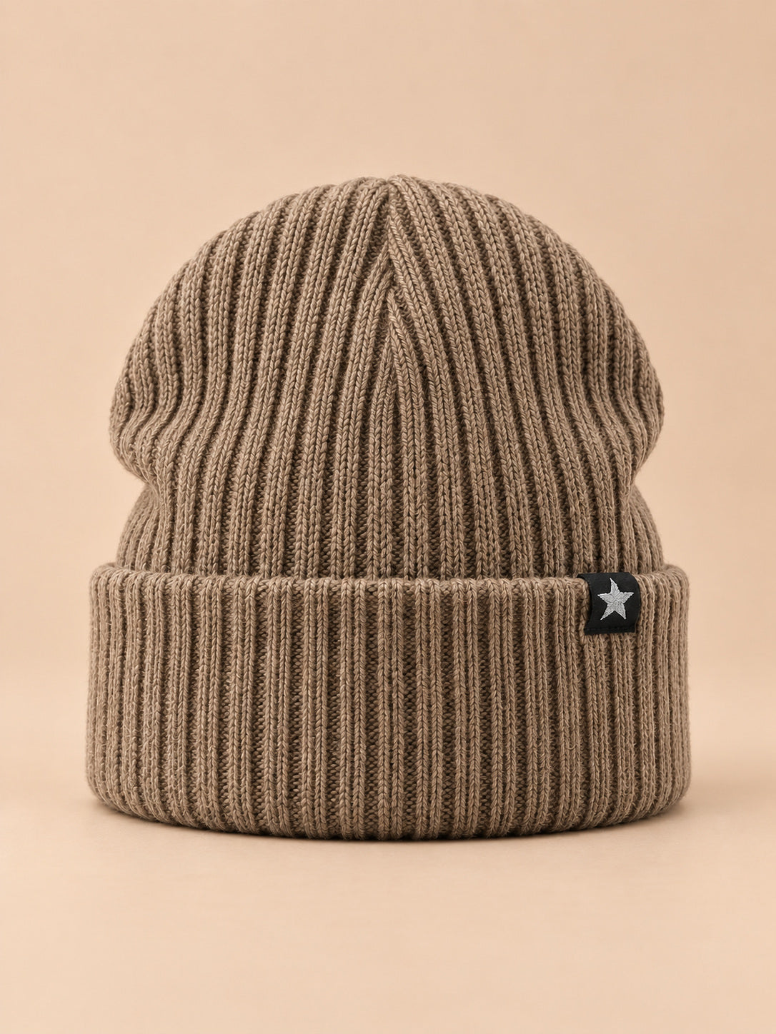 Bonnet homme beige côtelé à revers avec étiquette étoile, vue de face