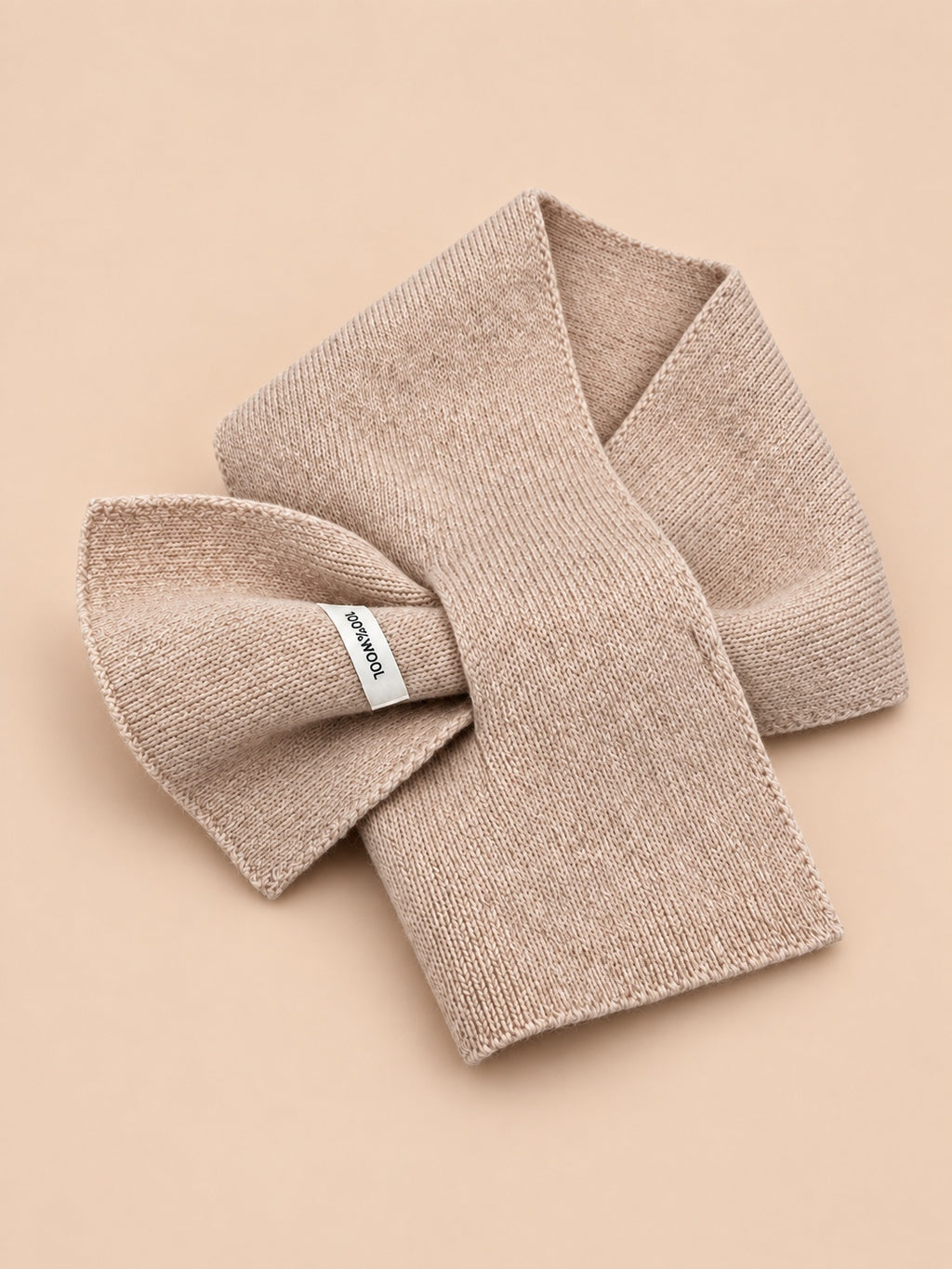Dreieckstuch aus reiner Wolle in kräftigen Farben – Farbvariante Beige, Dreiviertelansicht