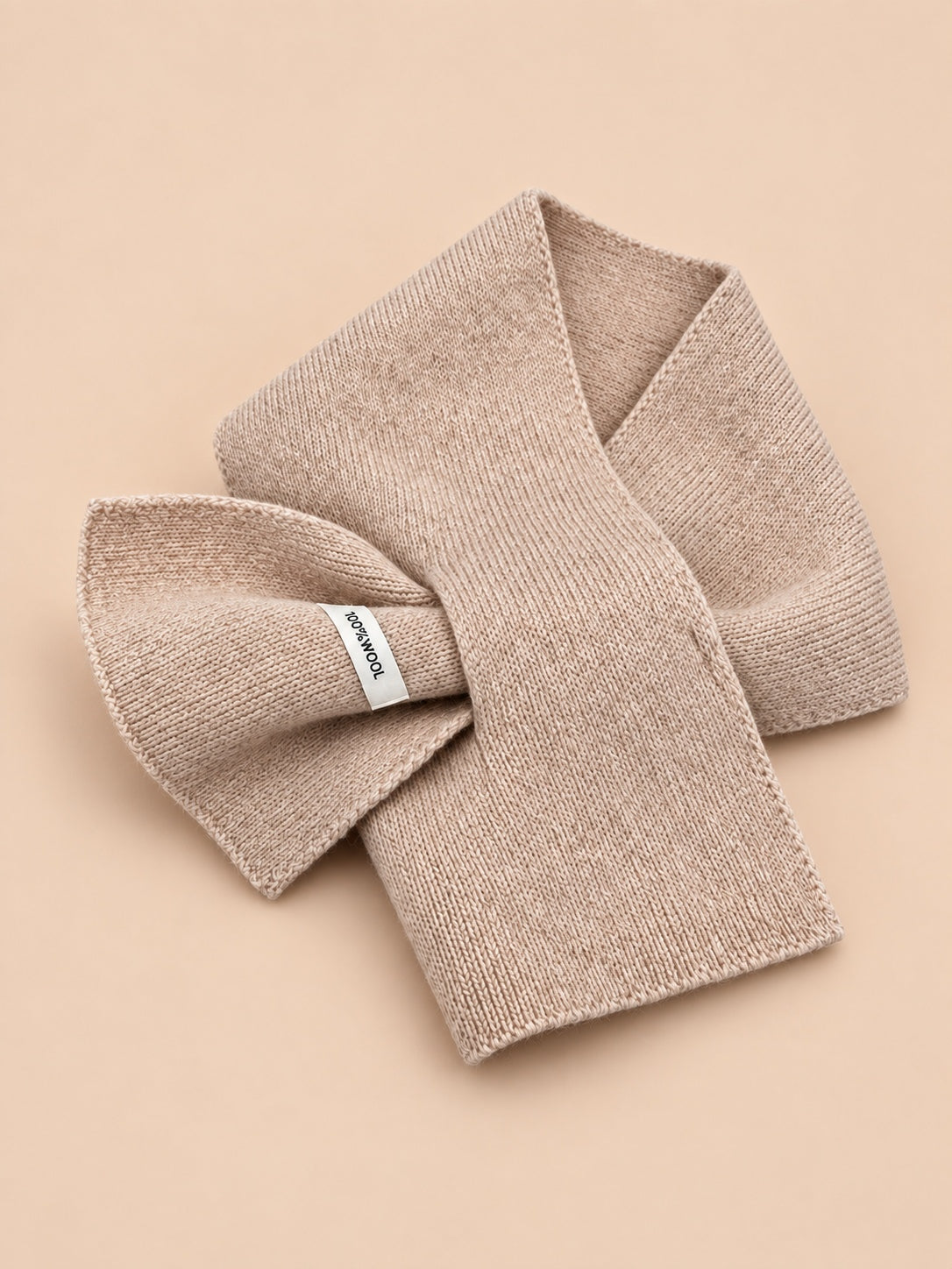 Dreieckstuch aus reiner Wolle in kräftigen Farben – Farbvariante Beige, Dreiviertelansicht