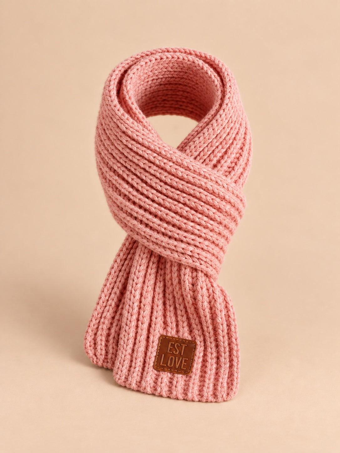 Écharpe enfant en maille côtelée à étiquette rose, vue de face.