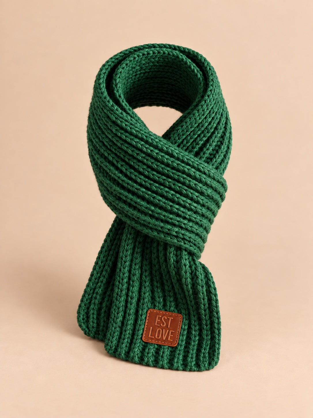 Écharpe enfant en maille côtelée à étiquette vert, vue de face.