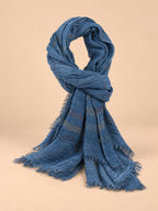Gestreifter Herrenschal mit Fransen, 190 × 90 cm – Farbvariante Marineblau, Dreiviertelansicht
