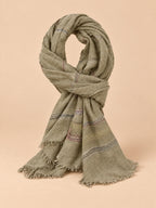 Gestreifter Herrenschal mit Fransen, 190 × 90 cm – Farbvariante Khaki, Ansicht von vorn