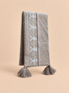 Fair-Isle-Jacquardschal aus Wollmischung mit Fransen – Modell 25049, Dreiviertelansicht