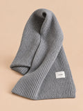 Langer, dicker und windabweisender Strickschal – Modell 6), Farbvariante Weiß / Grau, Ansicht von vorn