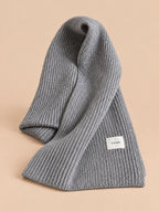 Langer, dicker und windabweisender Strickschal – Modell 6), Farbvariante Weiß / Grau, Ansicht von vorn