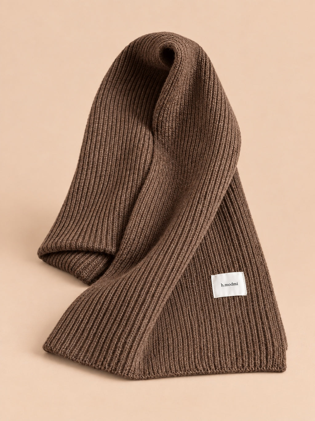 Langer, dicker und windabweisender Strickschal – Modell 7), Farbvariante Weiß / Braun, Ansicht von vorn
