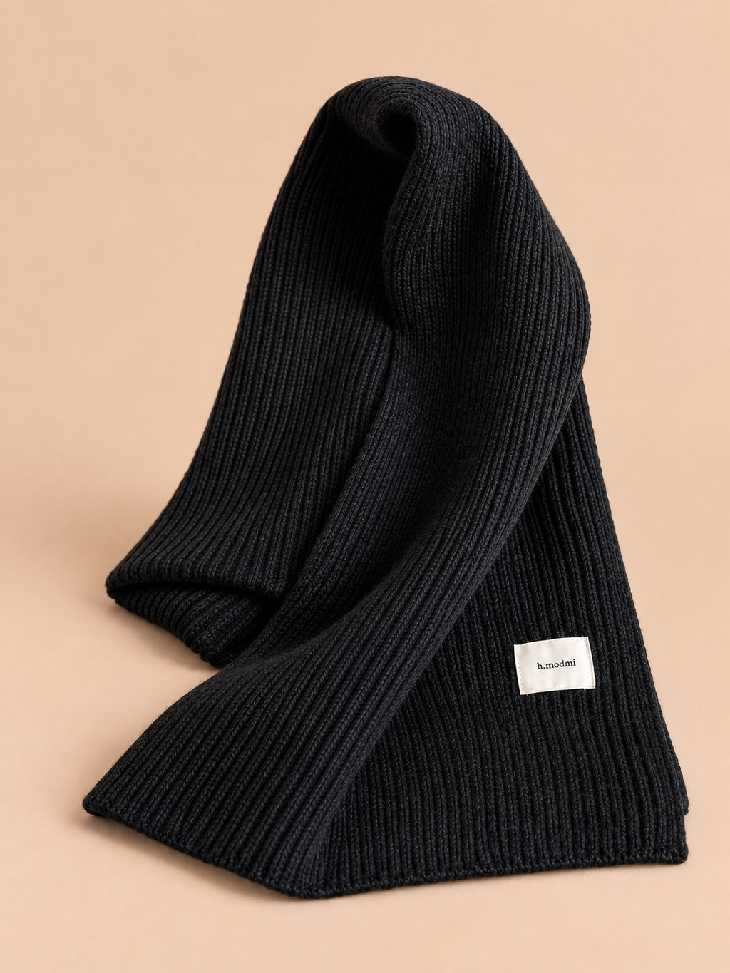 Langer, dicker und windabweisender Strickschal – Modell 2), Farbvariante Weiß / Schwarz, Dreiviertelansicht
