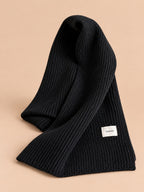 Langer, dicker und windabweisender Strickschal – Modell 2), Farbvariante Weiß / Schwarz, Dreiviertelansicht