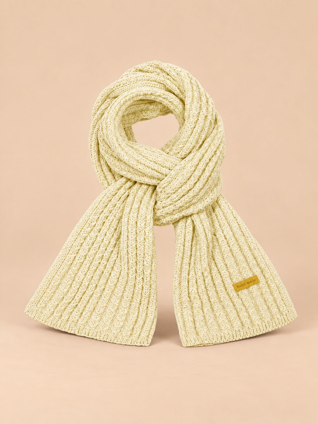 Écharpe en maille épaisse élastique beige, vue de face.