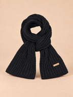 Dicker, elastischer und weicher Strickschal – Farbvariante Schwarz, Ansicht von vorn