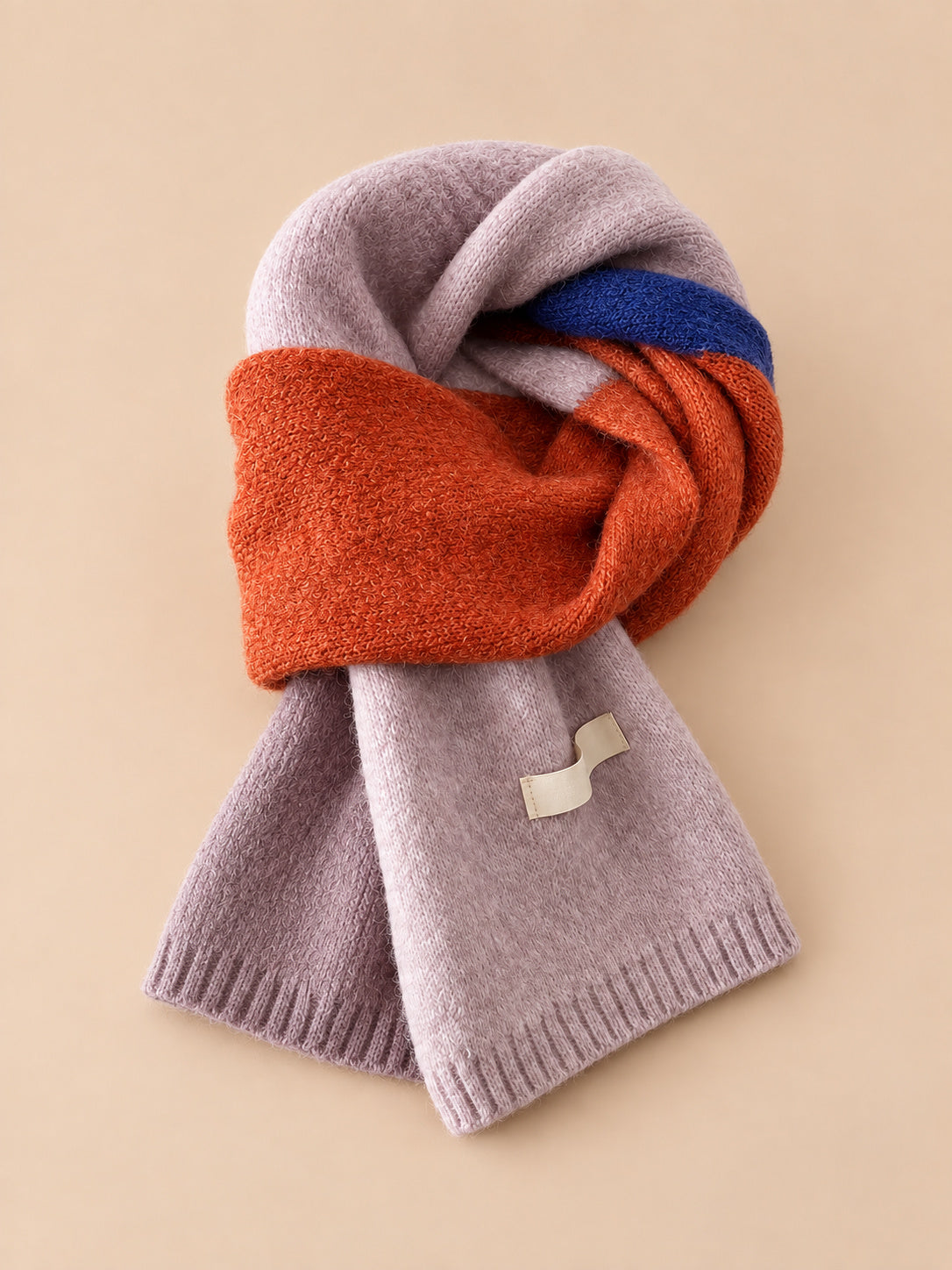 Elastischer Strickschal mit Streifen im koreanischen Stil – Modell 2, Ansicht von vorn