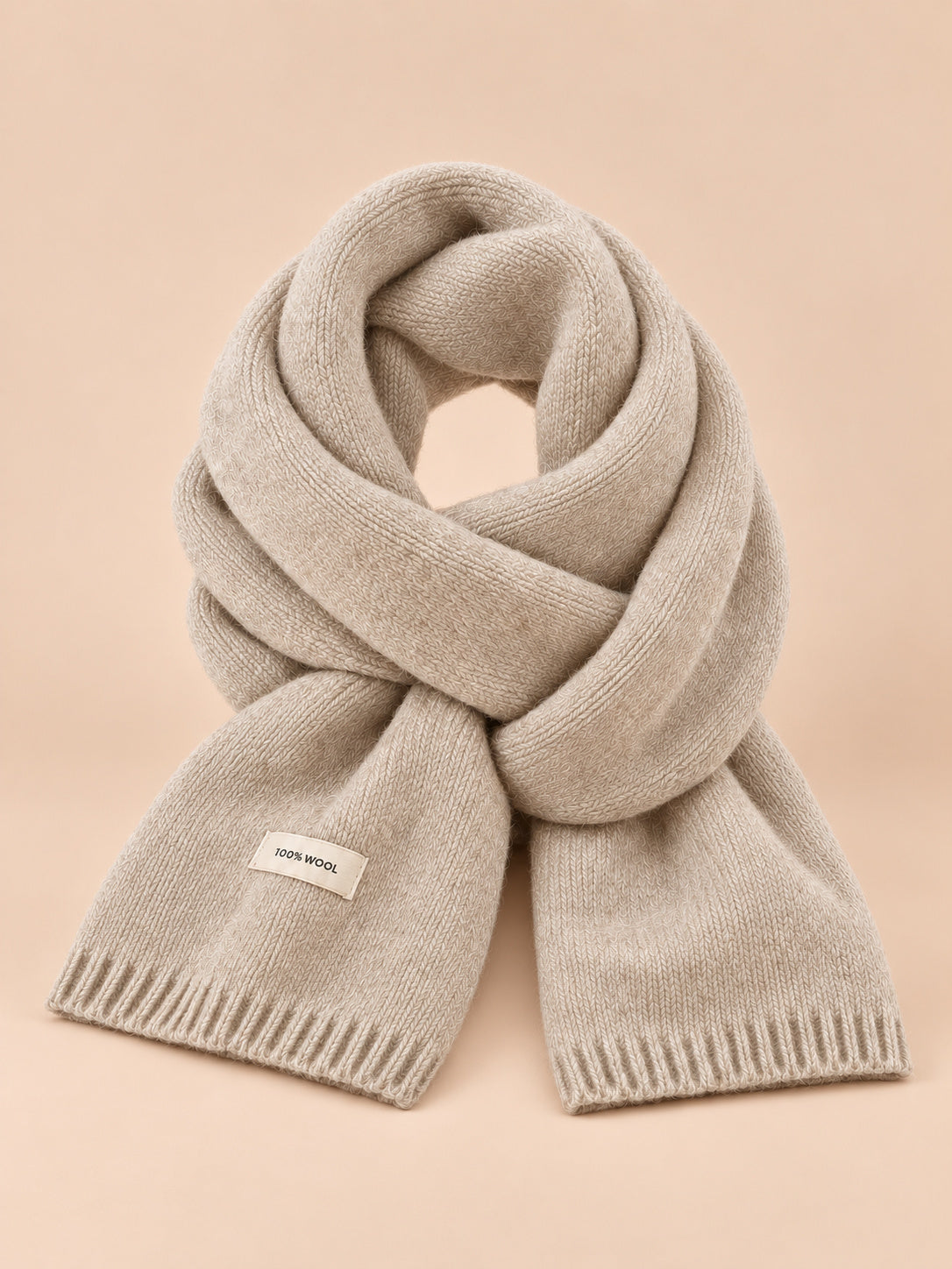 Écharpe unie classique, beige, vue de face sur fond pêche sable.