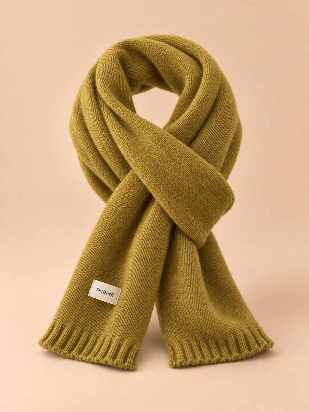 Klassischer einfarbiger Strickschal für den Winter – Farbvariante Herbstgelb, Ansicht von vorn