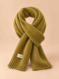 Klassischer einfarbiger Strickschal für den Winter – Farbvariante Herbstgelb, Ansicht von vorn