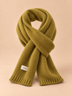 Klassischer einfarbiger Strickschal für den Winter – Farbvariante Herbstgelb, Ansicht von vorn