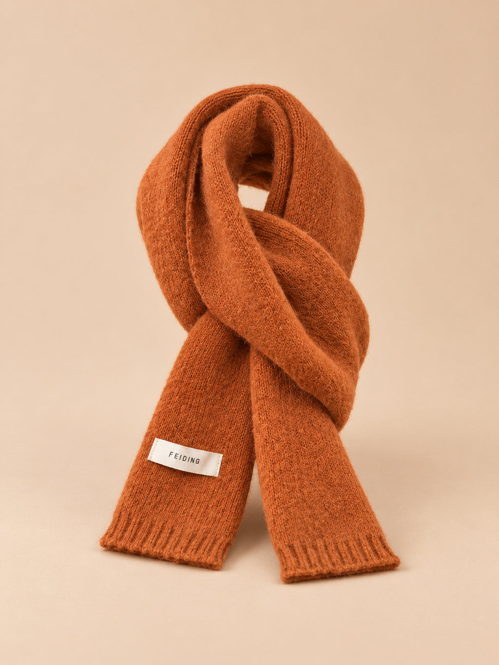 Klassischer einfarbiger Strickschal für den Winter – Orange, Vorderansicht, sand-pfirsichfarbener Hintergrund