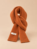 Klassischer einfarbiger Strickschal für den Winter – Orange, Vorderansicht, sand-pfirsichfarbener Hintergrund