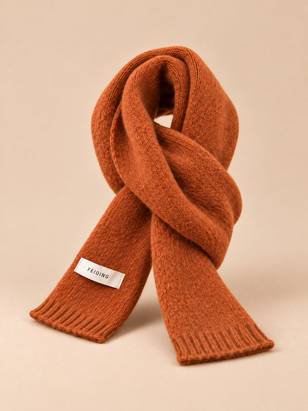 Klassischer einfarbiger Strickschal für den Winter – Farbvariante Orange, Dreiviertelansicht