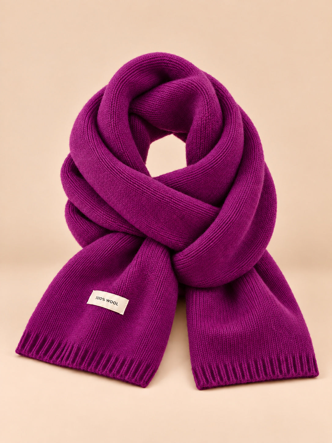 Écharpe unie classique, violet, vue de face sur fond pêche sable.
