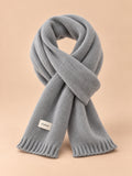Klassischer einfarbiger Strickschal für den Winter – wj2061, Farbvariante Grau, Ansicht von vorn