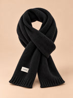 Klassischer einfarbiger Strickschal für den Winter – wj2061, Farbvariante Schwarz, Ansicht von vorn