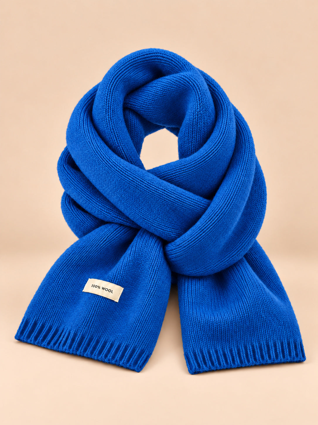 Écharpe unie classique, wj2064-13 bleu, vue de face sur fond pêche sable.