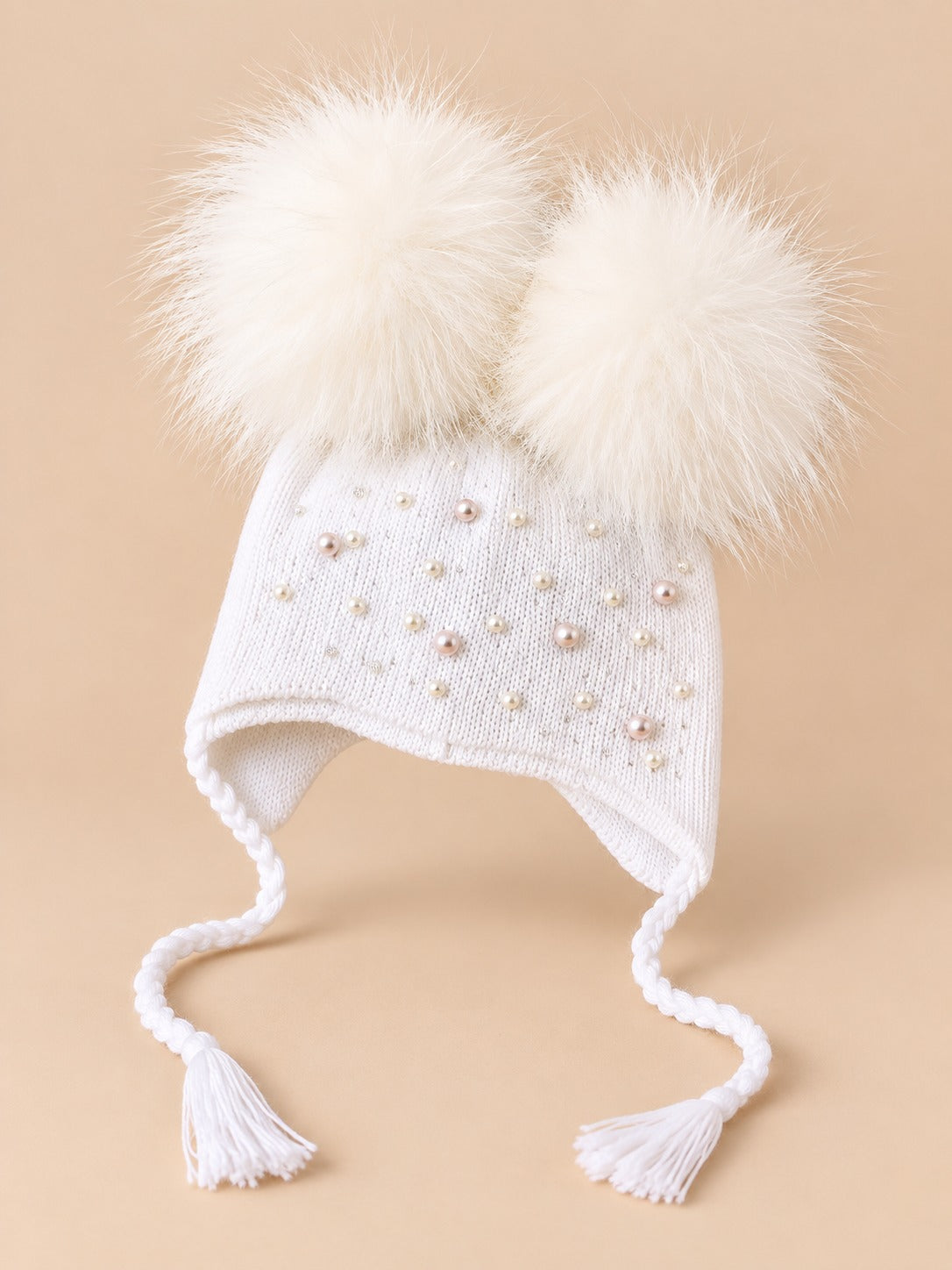 Bonnet enfant à deux pompons en fourrure, blanc pompons assortis vue de face