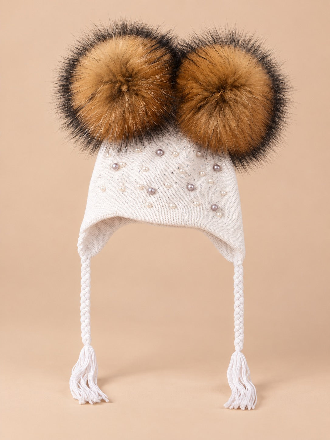 Bonnet enfant à deux pompons en fourrure, blanc pompons naturels vue de face
