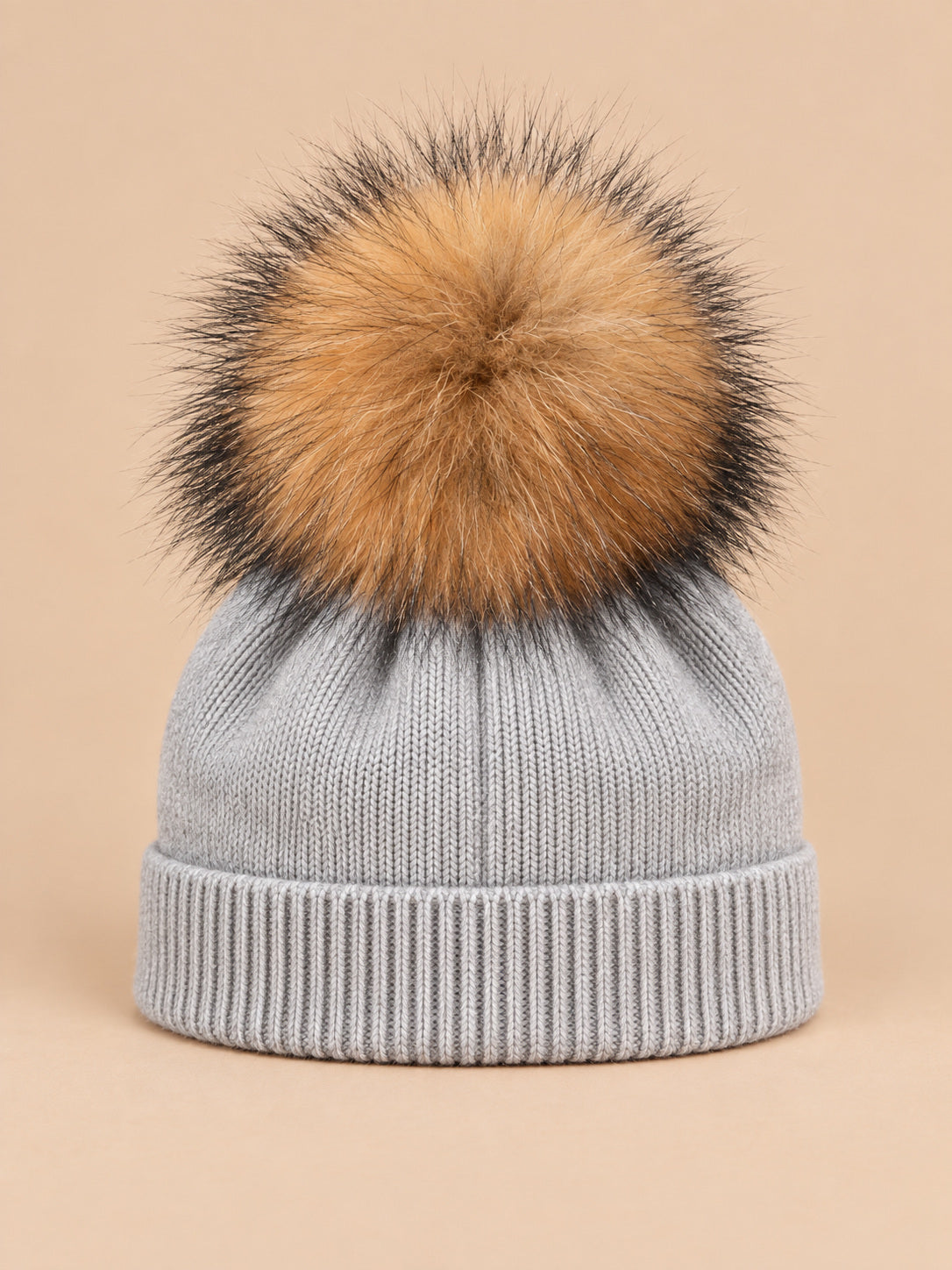 Bonnet enfant gris clair pompon naturel en maille à revers, vue de face