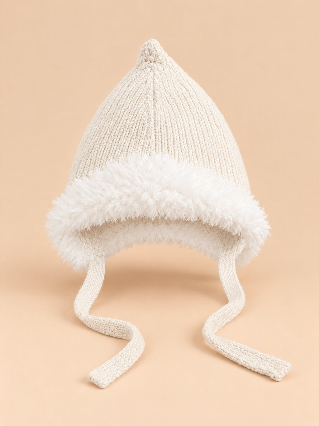 Kinder-Wichtelmütze mit Ohrenschutz und Sternenmuster – Farbvariante Beige, Ansicht von vorn