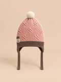 Zweifarbige Kindermütze mit Bommel, Ohrenklappen und kontrastierendem Rand, Variante Rosa 3, Vorderansicht