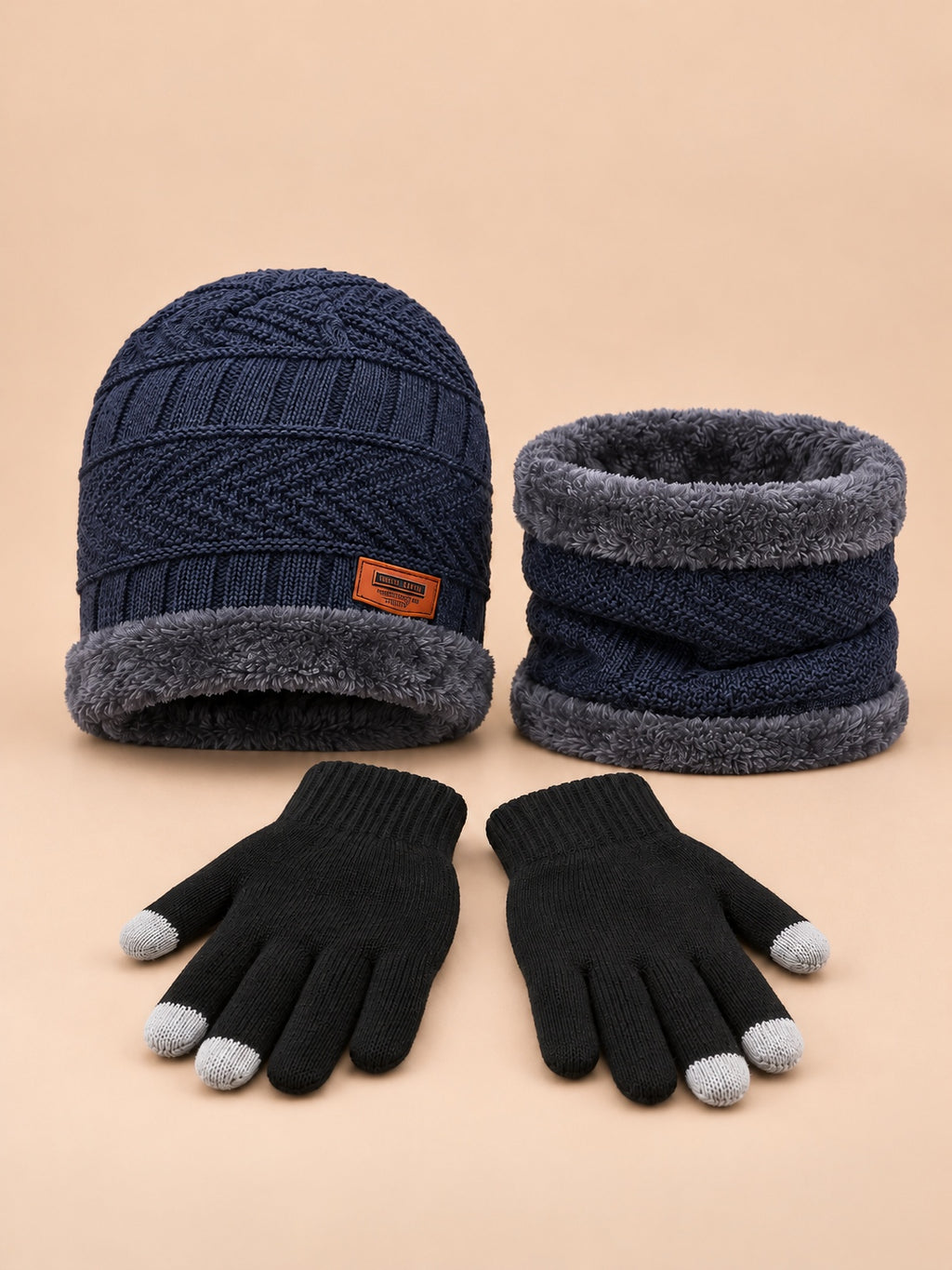 Windabweisendes Winterset mit Mütze, Schal und Handschuhen – Farbvariante Marineblau, Ansicht von vorn