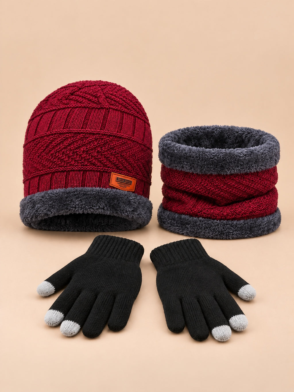 Windabweisendes Winterset mit Mütze, Schal und Handschuhen – Farbvariante Bordeaux, Ansicht von vorn