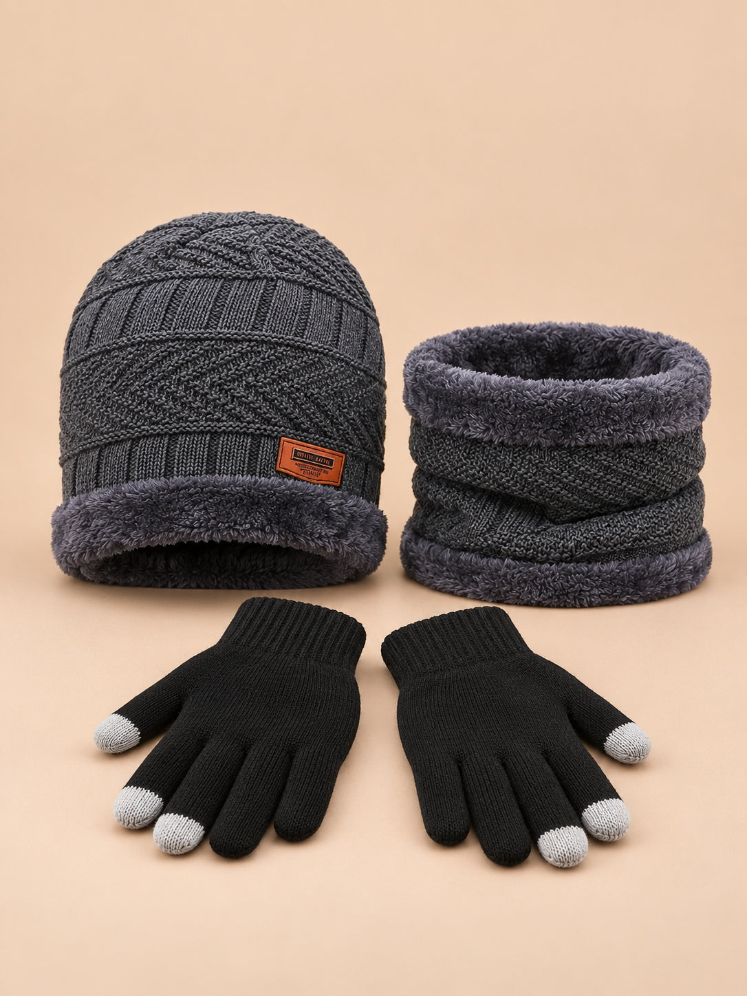 Ensemble bonnet tour de cou et gants coupe-vent gris, vue de face.