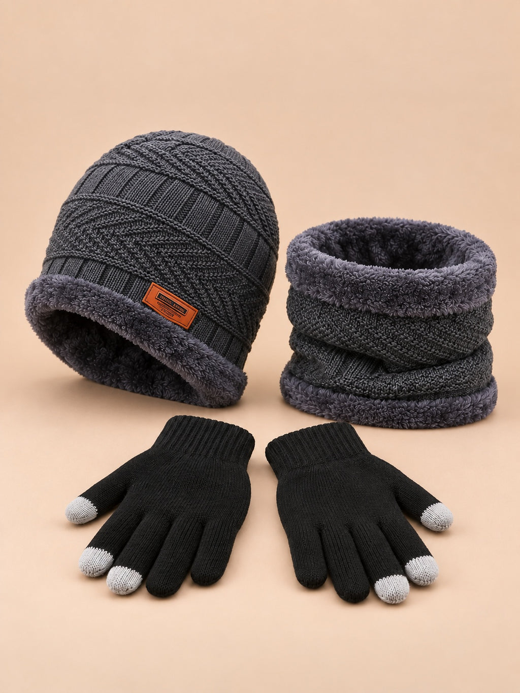 Windabweisendes Winterset mit Mütze, Schal und Handschuhen – Farbvariante Grau, Dreiviertelansicht