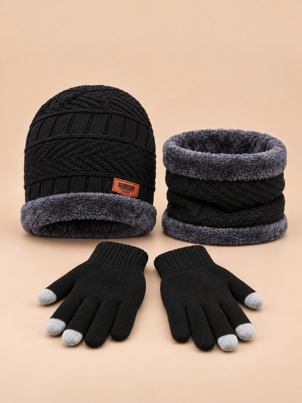 Windabweisendes Winterset mit Mütze, Schal und Handschuhen – Farbvariante Schwarz, Ansicht von vorn