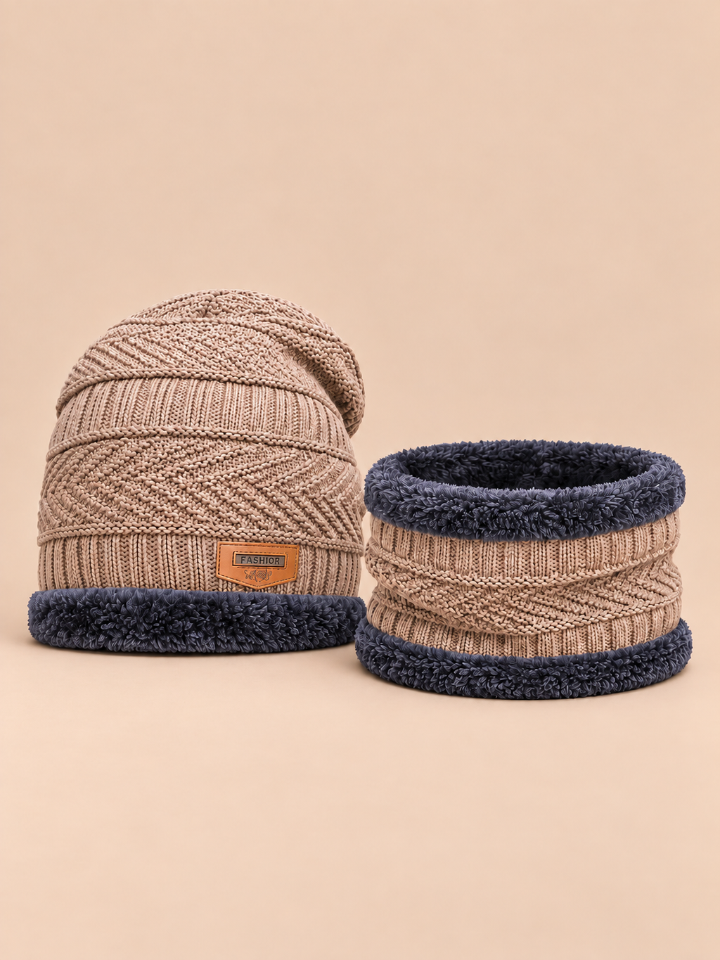 Windabweisendes Mütze-Schal-Set mit Fleecefutter – Beige, Vorderansicht, sand-pfirsichfarbener Hintergrund