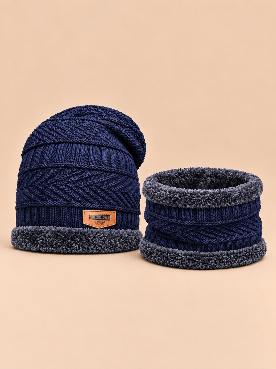 Ensemble bonnet et écharpe bleu marine, doublé polaire, vue de face sur fond pêche sable.