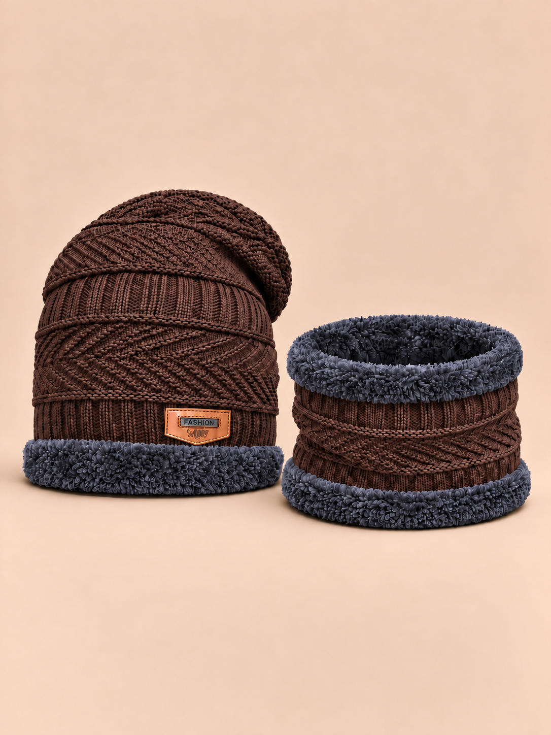 Ensemble bonnet et écharpe café, doublé polaire, vue de face sur fond pêche sable.